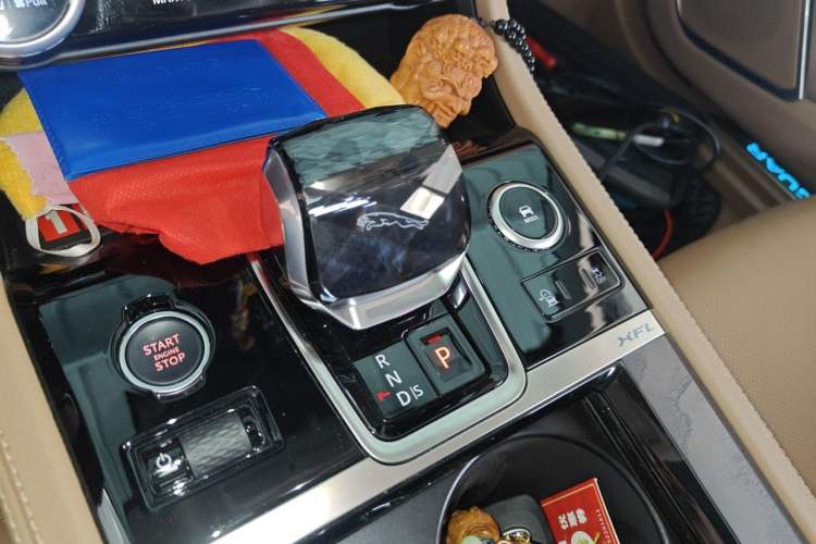 Used Jaguar XFL 2023 XFL 2.0T P250 Two-Wheel-Drive Luxury Deluxe Edition Gear Lever