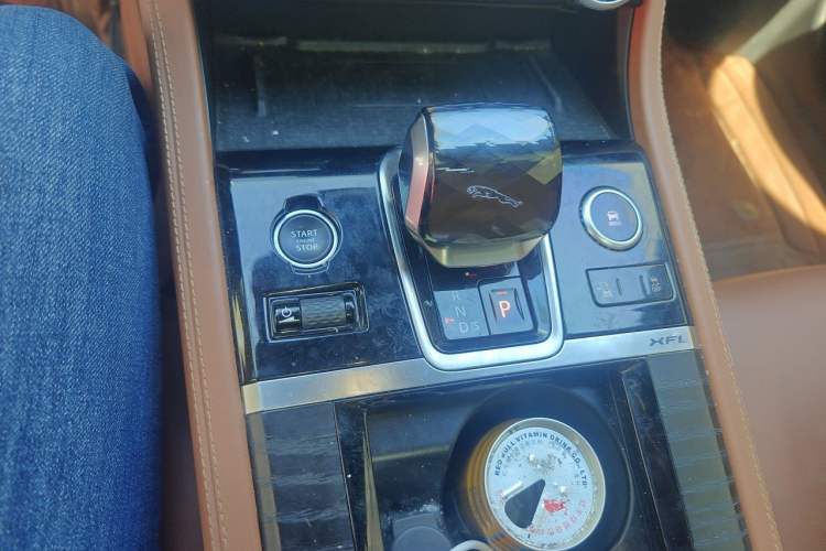 Used Jaguar XFL 2023 XFL 2.0T P250 Two-Wheel-Drive Elite Sport Gold Edition Gear Lever
