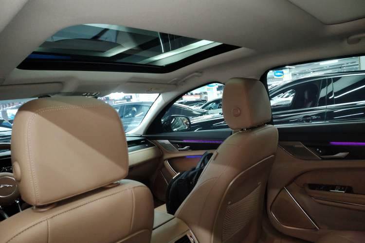 Used Jaguar XFL 2023 XFL 2.0T P250 Two-Wheel-Drive Luxury Deluxe Edition Headliner