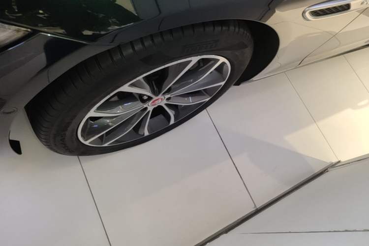 Used Jaguar XFL 2023 XFL 2.0T P250 Two-Wheel-Drive Elite Sport Edition Left Front Wheel Hub