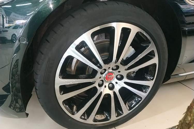 Used Jaguar XFL 2023 XFL 2.0T P250 Two-Wheel-Drive Luxury Deluxe Edition Left Front Wheel Hub