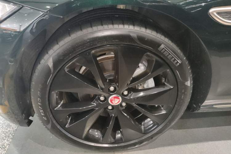 Used Jaguar XFL 2023 XFL 2.0T P250 Two-Wheel-Drive Prestige Luxury Gold Edition Left Front Wheel Hub