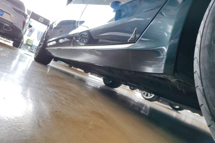Used Jaguar XFL 2023 XFL 2.0T P250 Two-Wheel-Drive Prestige Luxury Gold Edition Left Side Sill