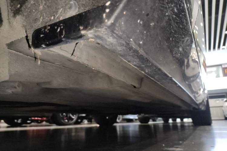Used Jaguar XFL 2023 XFL 2.0T P250 Two-Wheel-Drive Prestige Luxury Gold Edition Left Side Sill