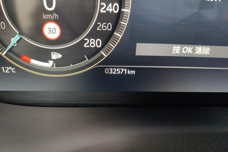 Used Jaguar XFL 2023 XFL 2.0T P300 Four-Wheel-Drive Flagship Sport Edition Odometer Close Up