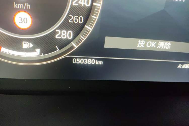 Used Jaguar XFL 2023 XFL 2.0T P300 Four-Wheel-Drive Flagship Sport Edition Odometer Close Up