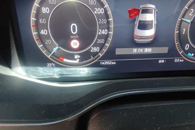 Used Jaguar XFL 2023 XFL 2.0T P250 Two-Wheel-Drive Elite Sport Gold Edition Odometer Close Up