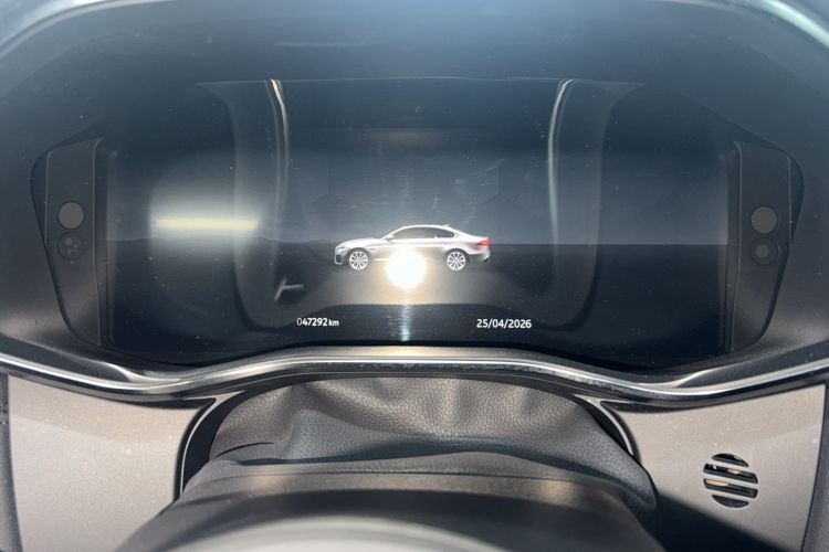 Used Jaguar XFL 2023 XFL 2.0T P200 Two-Wheel-Drive Elite Luxury Edition Odometer Close Up