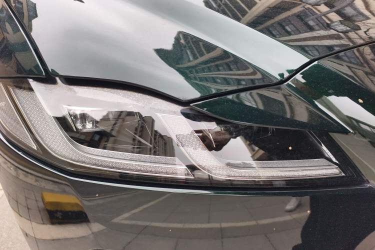 Used Jaguar XFL 2023 XFL 2.0T P300 Four-Wheel-Drive Flagship Sport Edition Right Front Headlight