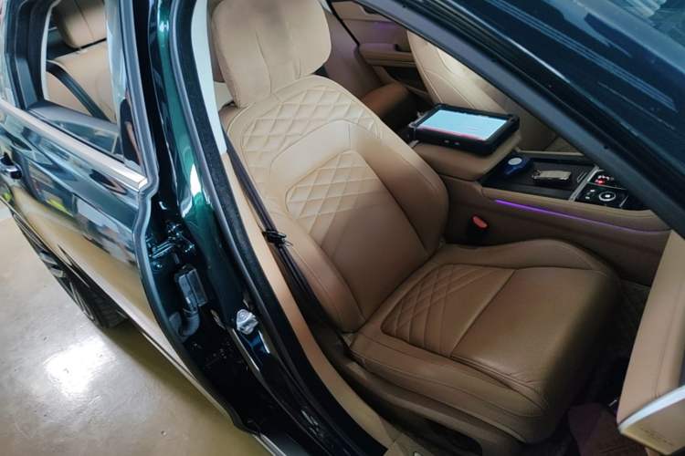 Used Jaguar XFL 2023 XFL 2.0T P250 Two-Wheel-Drive Prestige Luxury Gold Edition Right Front Seat