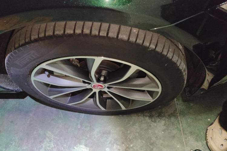 Used Jaguar XFL 2023 XFL 2.0T P250 Two-Wheel-Drive Elite Sport Edition Right Front Wheel Hub