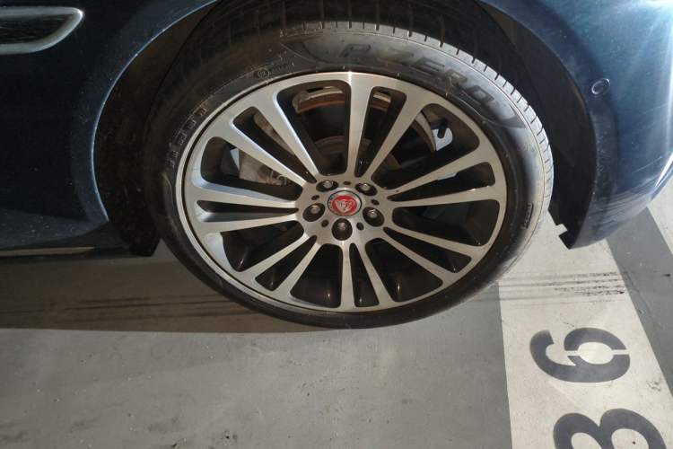 Used Jaguar XFL 2023 XFL 2.0T P250 Two-Wheel-Drive Luxury Deluxe Edition Right Front Wheel Hub