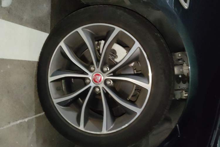 Used Jaguar XFL 2023 XFL 2.0T P250 Two-Wheel-Drive Elite Sport Edition Right Front Wheel Hub