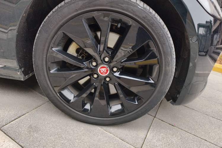 Used Jaguar XFL 2023 XFL 2.0T P300 Four-Wheel-Drive Flagship Sport Edition Right Front Wheel Hub