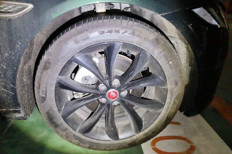 Used Jaguar XFL 2023 XFL 2.0T P250 Two-Wheel-Drive Elite Sport Gold Edition Right Front Wheel Hub