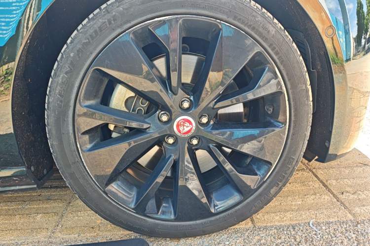 Used Jaguar XFL 2023 XFL 2.0T P300 Four-Wheel-Drive Flagship Sport Edition Right Front Wheel Hub