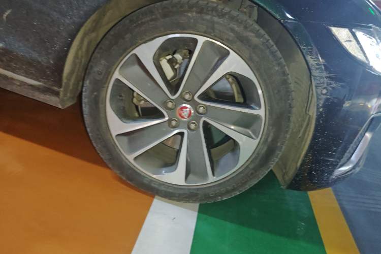 Used Jaguar XFL 2023 XFL 2.0T P200 Two-Wheel-Drive Elite Luxury Edition Right Front Wheel Hub