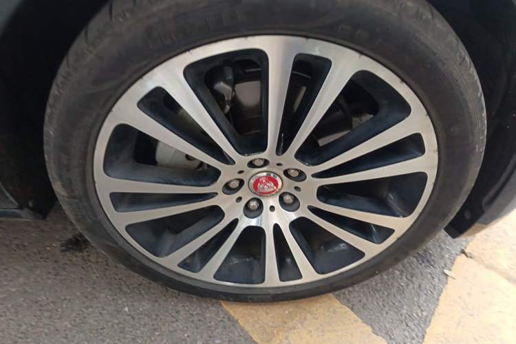 Used Jaguar XFL 2023 XFL 2.0T P250 Two-Wheel-Drive Luxury Deluxe Edition Right Front Wheel Hub