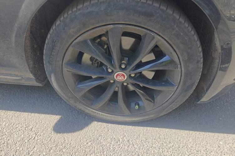 Used Jaguar XFL 2023 XFL 2.0T P250 Two-Wheel-Drive Elite Sport Gold Edition Right Front Wheel Hub