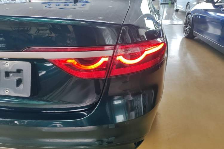 Used Jaguar XFL 2023 XFL 2.0T P250 Two-Wheel-Drive Prestige Luxury Gold Edition Right Rear Taillight