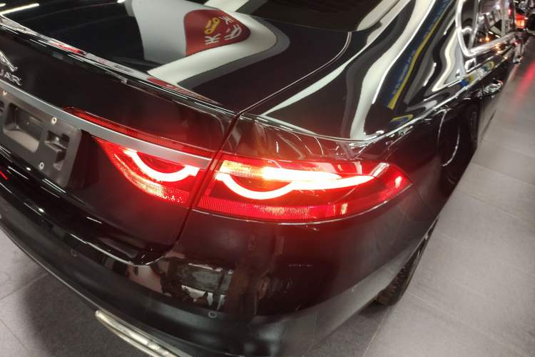Used Jaguar XFL 2023 XFL 2.0T P250 Two-Wheel-Drive Luxury Deluxe Edition Right Rear Taillight