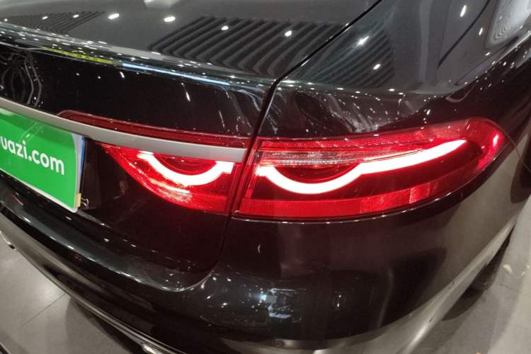 Used Jaguar XFL 2023 XFL 2.0T P250 Two-Wheel-Drive Prestige Luxury Gold Edition Right Rear Taillight