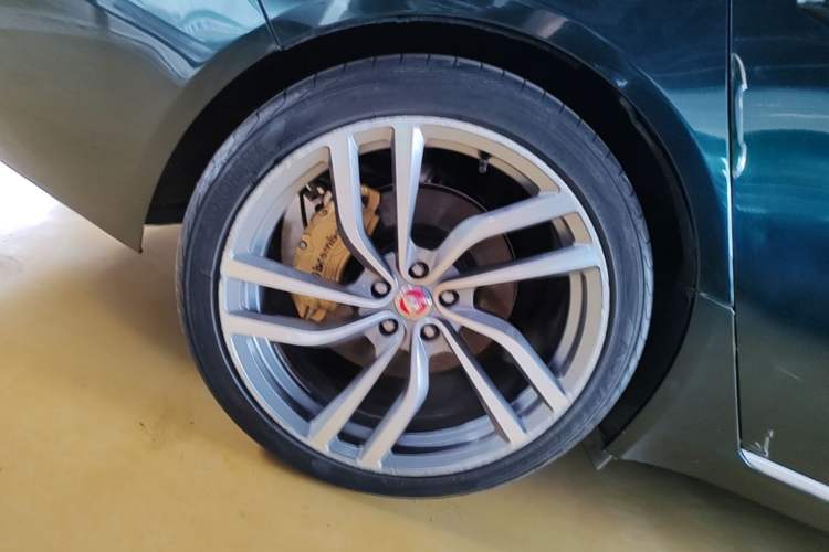 Used Jaguar XFL 2023 XFL 2.0T P250 Two-Wheel-Drive Prestige Luxury Gold Edition Right Rear Wheel Hub