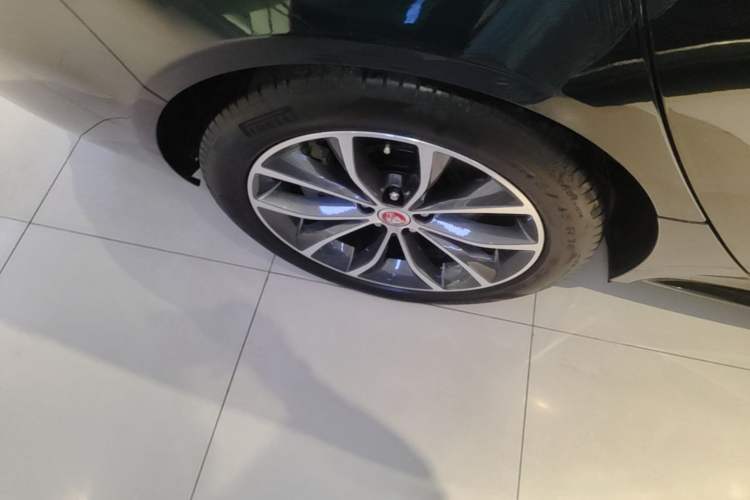 Used Jaguar XFL 2023 XFL 2.0T P250 Two-Wheel-Drive Elite Sport Edition Right Rear Wheel Hub