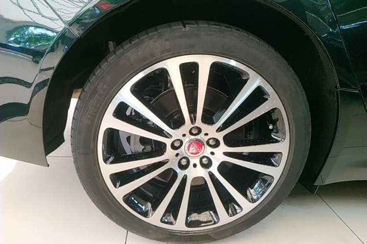 Used Jaguar XFL 2023 XFL 2.0T P250 Two-Wheel-Drive Luxury Deluxe Edition Right Rear Wheel Hub
