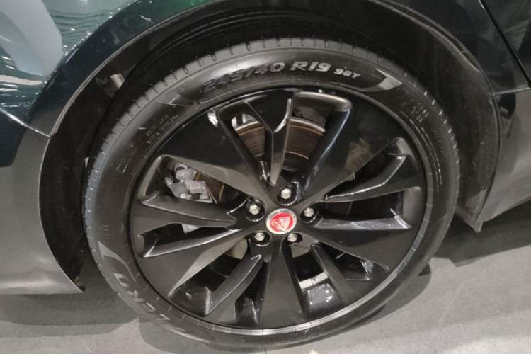 Used Jaguar XFL 2023 XFL 2.0T P250 Two-Wheel-Drive Prestige Luxury Gold Edition Right Rear Wheel Hub