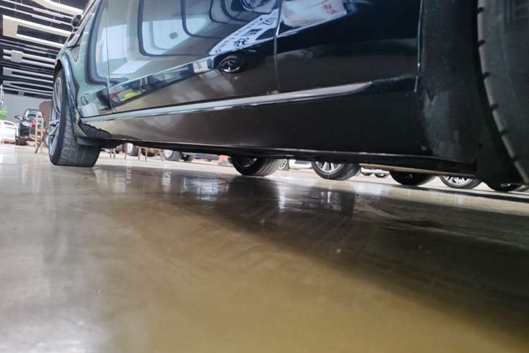Used Jaguar XFL 2023 XFL 2.0T P250 Two-Wheel-Drive Prestige Luxury Gold Edition Right Side Sill