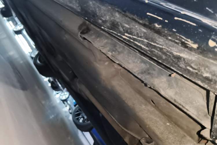 Used Jaguar XFL 2023 XFL 2.0T P250 Two-Wheel-Drive Elite Sport Gold Edition Right Side Sill