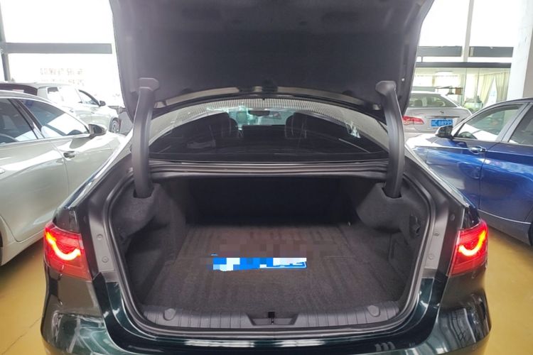 Used Jaguar XFL 2023 XFL 2.0T P250 Two-Wheel-Drive Prestige Luxury Gold Edition Trunk