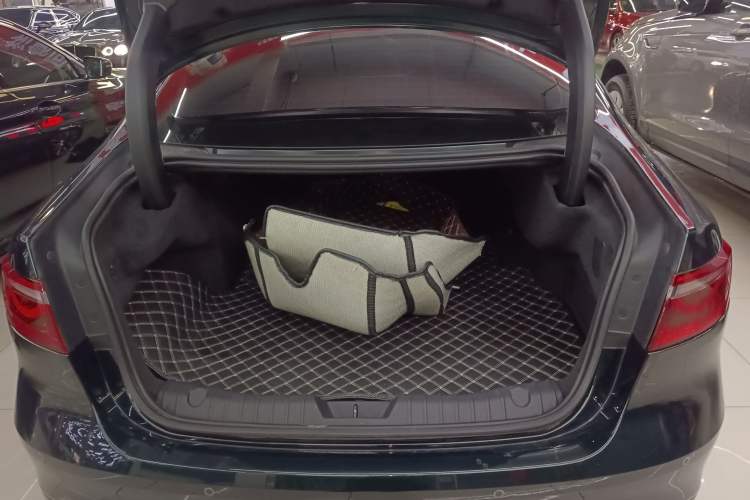 Used Jaguar XFL 2023 XFL 2.0T P250 Two-Wheel-Drive Elite Sport Edition Trunk