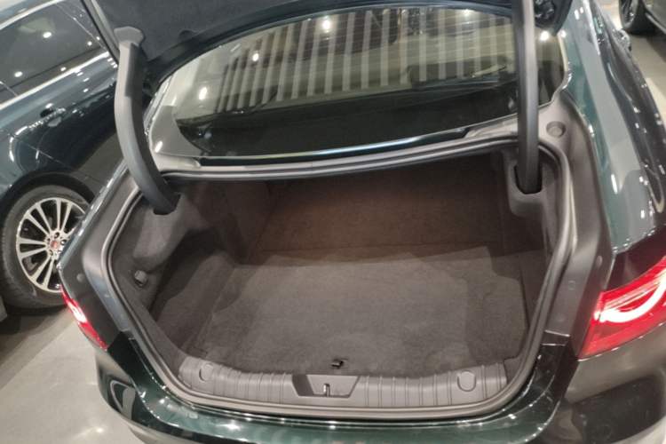 Used Jaguar XFL 2023 XFL 2.0T P250 Two-Wheel-Drive Prestige Luxury Gold Edition Trunk