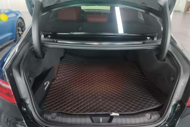 Used Jaguar XFL 2023 XFL 2.0T P250 Two-Wheel-Drive Elite Sport Gold Edition Trunk