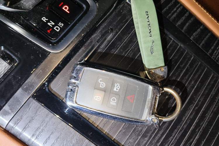 Used Jaguar XFL 2023 XFL 2.0T P250 Two-Wheel-Drive Elite Sport Gold Edition Vehicle Key