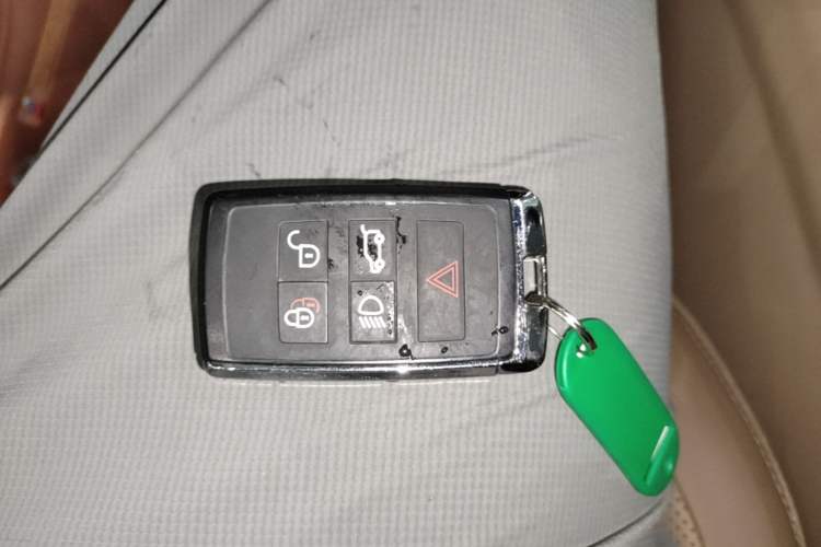 Used Jaguar XFL 2023 XFL 2.0T P250 Two-Wheel-Drive Prestige Luxury Gold Edition Vehicle Key
