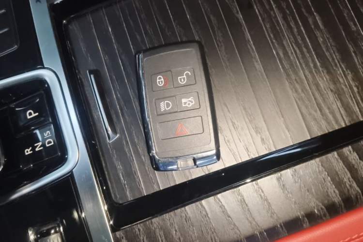 Used Jaguar XFL 2023 XFL 2.0T P250 Two-Wheel-Drive Elite Sport Gold Edition Vehicle Key