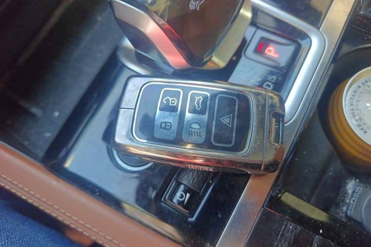 Used Jaguar XFL 2023 XFL 2.0T P250 Two-Wheel-Drive Elite Sport Gold Edition Vehicle Key
