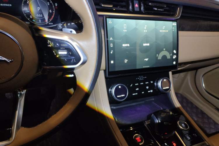 Used Jaguar XFL 2023 XFL 2.0T P250 Two-Wheel-Drive Prestige Luxury Gold Edition Audio And AC Panel