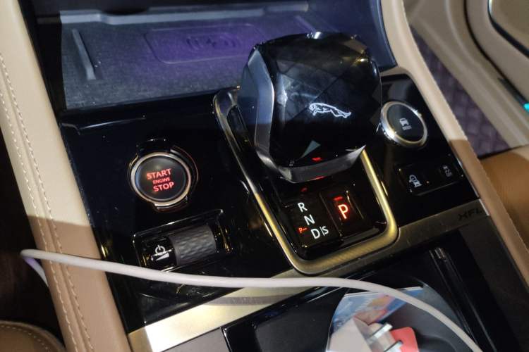Used Jaguar XFL 2023 XFL 2.0T P250 Two-Wheel-Drive Prestige Luxury Gold Edition Gear Lever