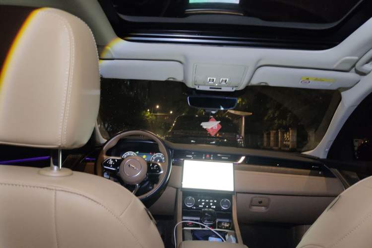Used Jaguar XFL 2023 XFL 2.0T P250 Two-Wheel-Drive Prestige Luxury Gold Edition Headliner