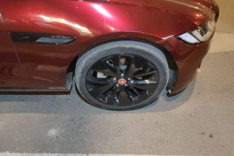 Used Jaguar XFL 2023 XFL 2.0T P250 Two-Wheel-Drive Prestige Luxury Gold Edition Right Front Wheel Hub