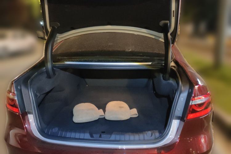 Used Jaguar XFL 2023 XFL 2.0T P250 Two-Wheel-Drive Prestige Luxury Gold Edition Trunk