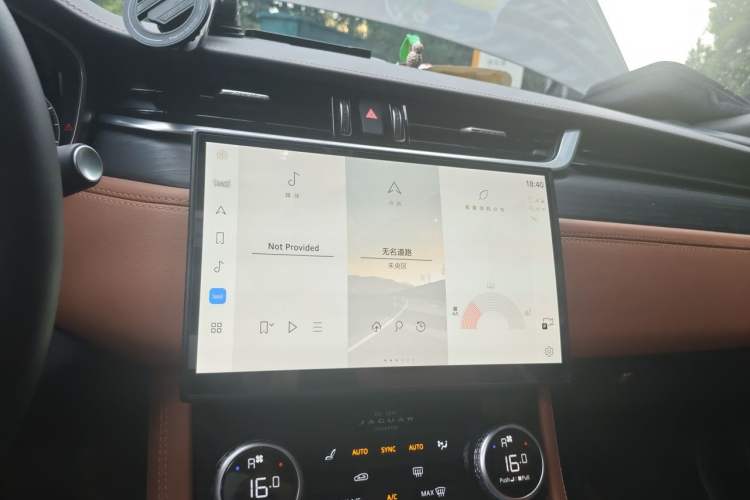 Used Jaguar XFL 2023 XFL 2.0T P250 Two-Wheel-Drive Elite Sport Gold Edition Audio And AC Panel