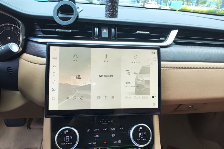 Used Jaguar XFL 2023 XFL 2.0T P250 Two-Wheel-Drive Prestige Luxury Gold Edition Audio And AC Panel