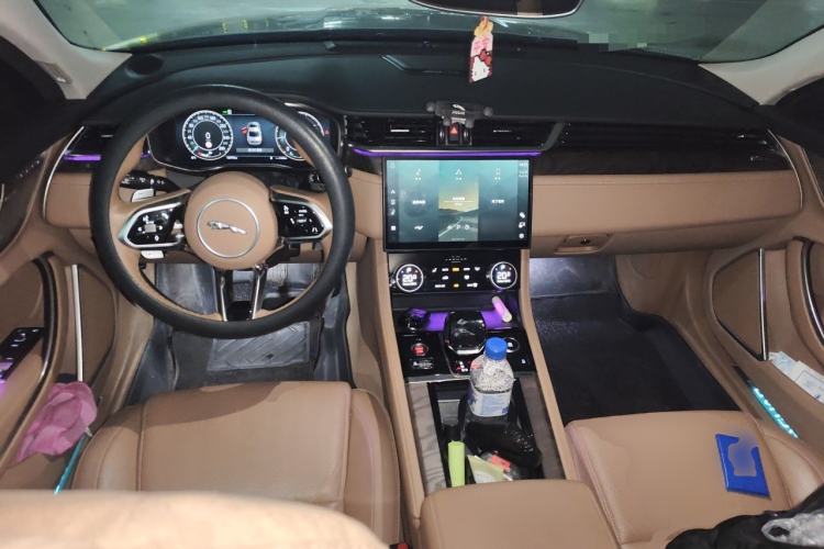 Used Jaguar XFL 2023 XFL 2.0T P250 Two-Wheel-Drive Prestige Luxury Gold Edition Center Console