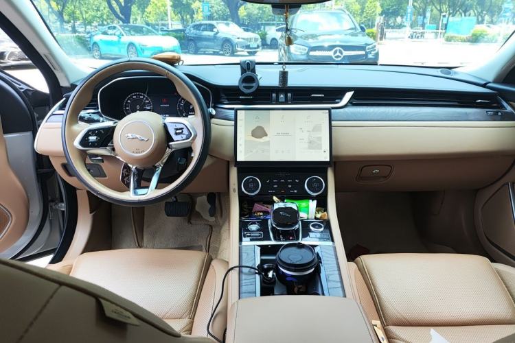 Used Jaguar XFL 2023 XFL 2.0T P250 Two-Wheel-Drive Prestige Luxury Gold Edition Center Console