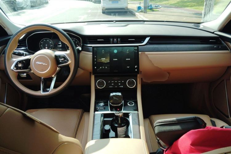 Used Jaguar XFL 2023 XFL 2.0T P250 Two-Wheel-Drive Prestige Luxury Gold Edition Center Console